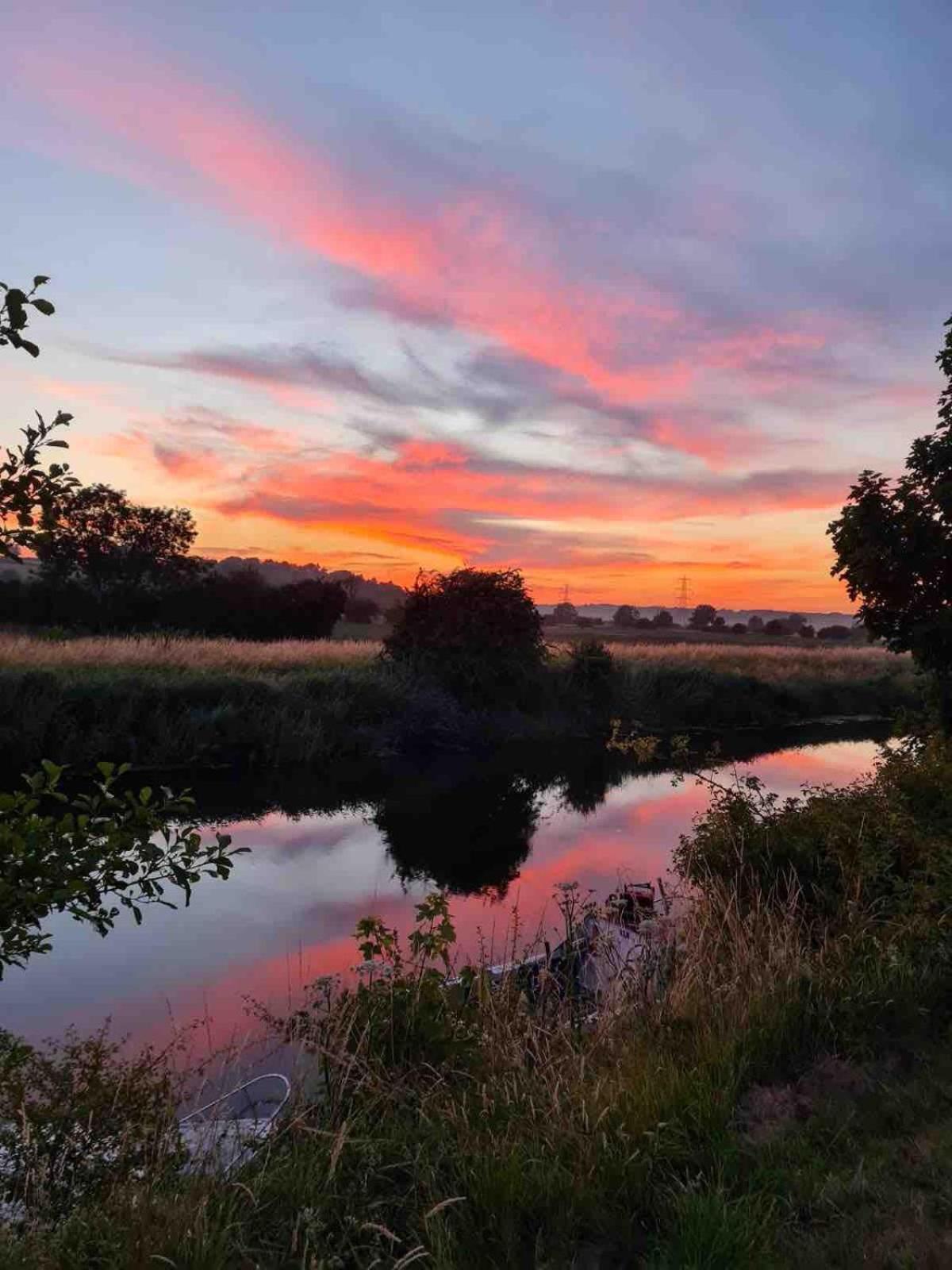 Dutch Cruiser Ship On A Tranquil Secluded River Tonbridge Exterior foto