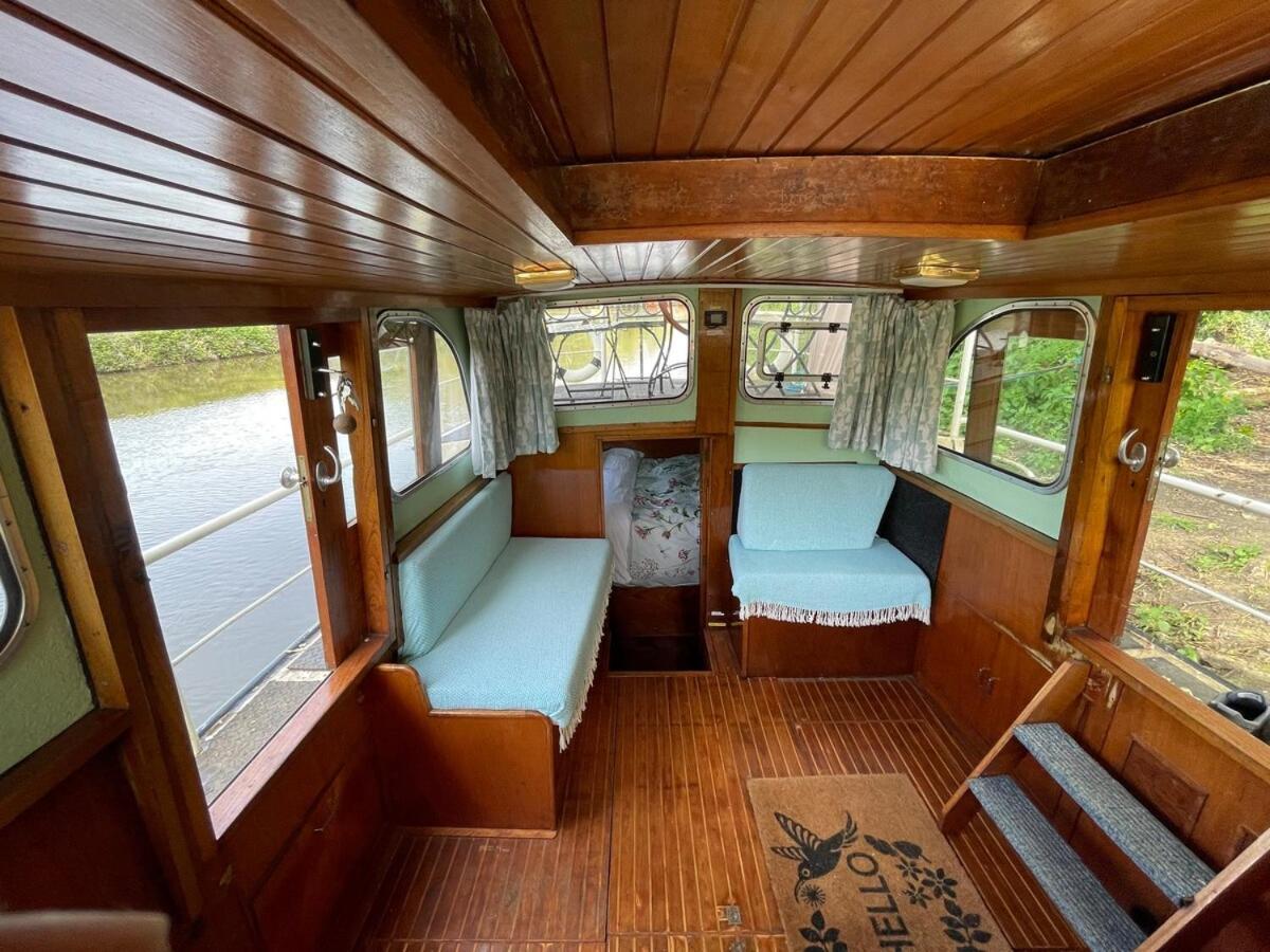 Dutch Cruiser Ship On A Tranquil Secluded River Tonbridge Exterior foto
